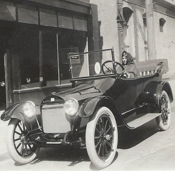 Bà cố tôi là người phụ nữ Ấn Độ đầu tiên ở miền Tây nước Mỹ sở hữu xe hơi (1916).