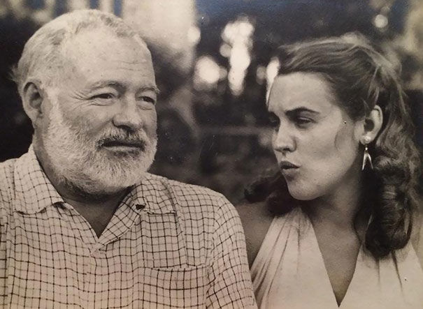 Bà tôi nói chuyện với Ernest Hemingway tại Havana, Cuba năm 1952.