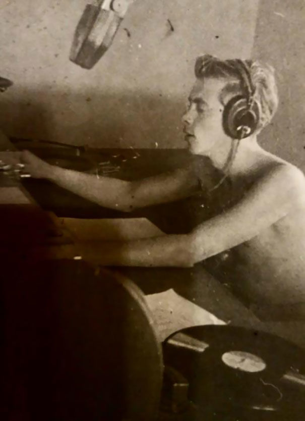 Năm 19 tuổi, ông tôi là một DJ chuyên nghiệp (năm 1948).