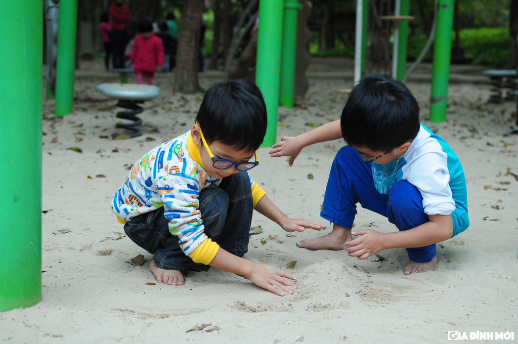 Hãy để trẻ tự do tận hưởng tuổi thơ của mình với đầy đủ cung bậc cảm xúc, sự nghịch ngợm và ngang bướng.