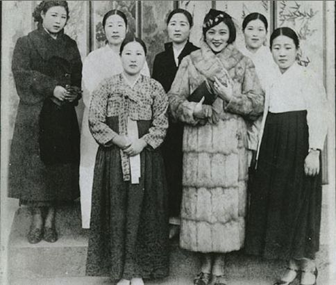 Vẻ đẹp không qua phẫu thuật thẩm mỹ của phụ nữ Hàn Quốc những năm 1940.