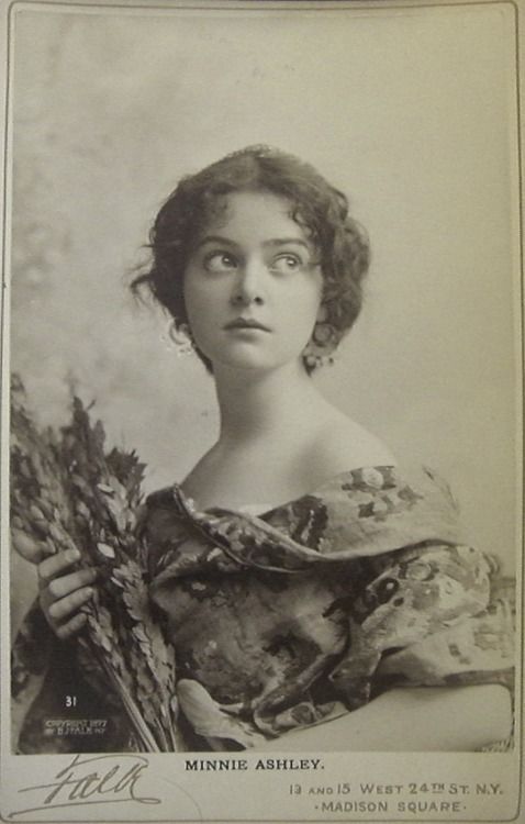 Minnie Ashley năm 1897 với vẻ đẹp ngây thơ trong sáng.