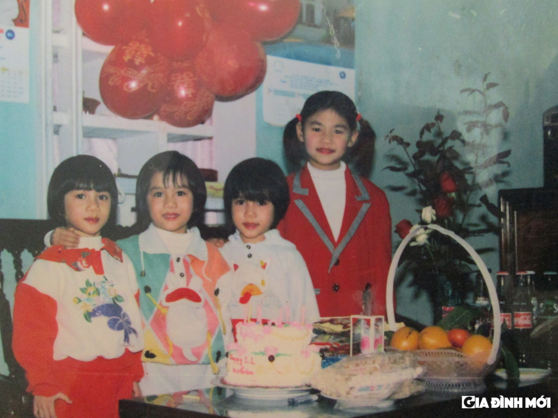 3 chị em theo thứ tự từ phải sang trái: Ái Linh (chị cả), Khánh Linh (em thứ 2), Mỹ Linh (em út).