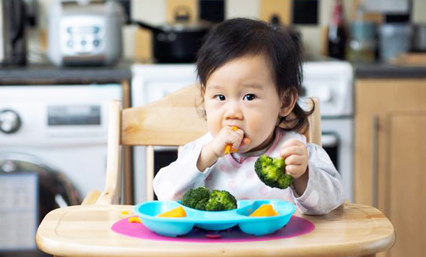 Nhiều cha mẹ thường cho con ăn riêng để đỡ mất thời gian và trẻ ăn nhiều hơn.