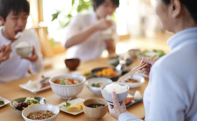 Bữa ăn chung cùng gia đình là cơ hội để trẻ học thói quen ăn uống lành mạnh
