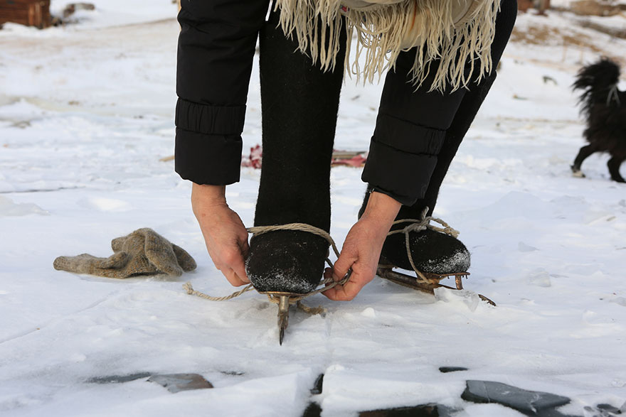 Đôi đế trượt được bố của bà tự tay làm ra, dùng để buộc vào đôi giày Valenki (một loại giày bốt truyền thống của Nga).
