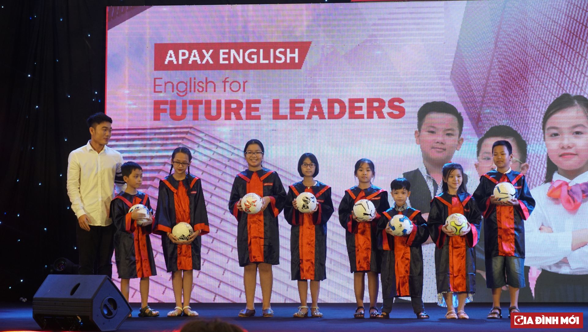 Phần thưởng dành cho những học sinh trả lời đúng là một quả bóng đá với chữ kí của đội trưởng U23 Việt Nam.