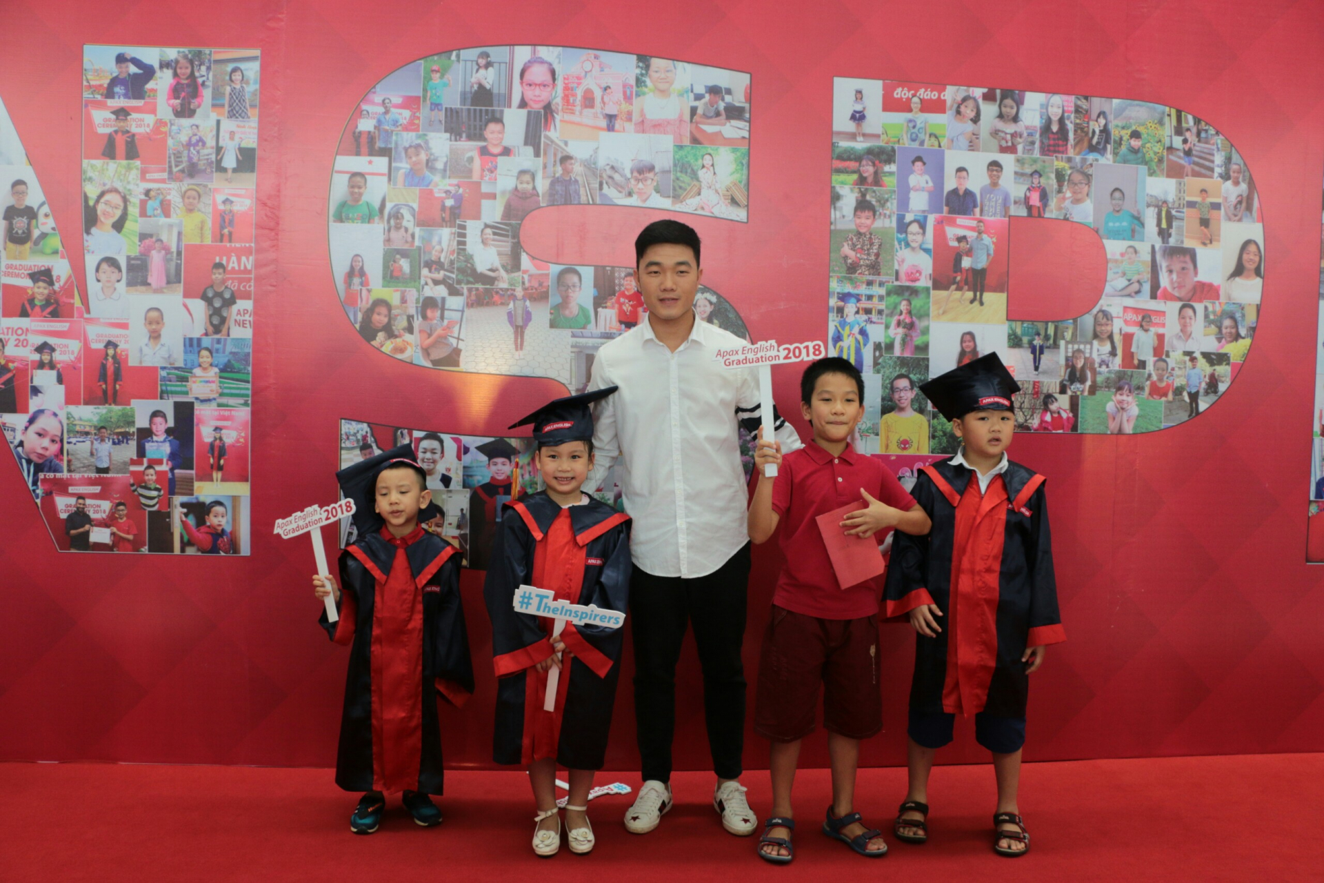 Đội trưởng U23 Việt Nam chụp ảnh cùng học sinh nhí của Apax English.