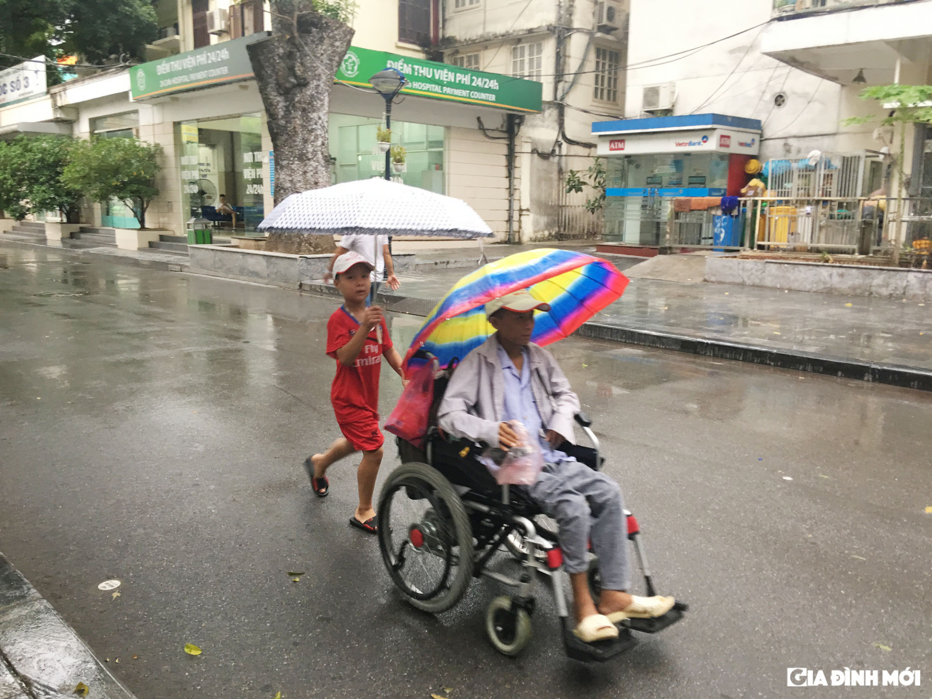 Ngày nắng cũng như ngày mưa, Quân luôn đi theo bố mỗi lần đến bệnh viện chạy thận nhân tạo.