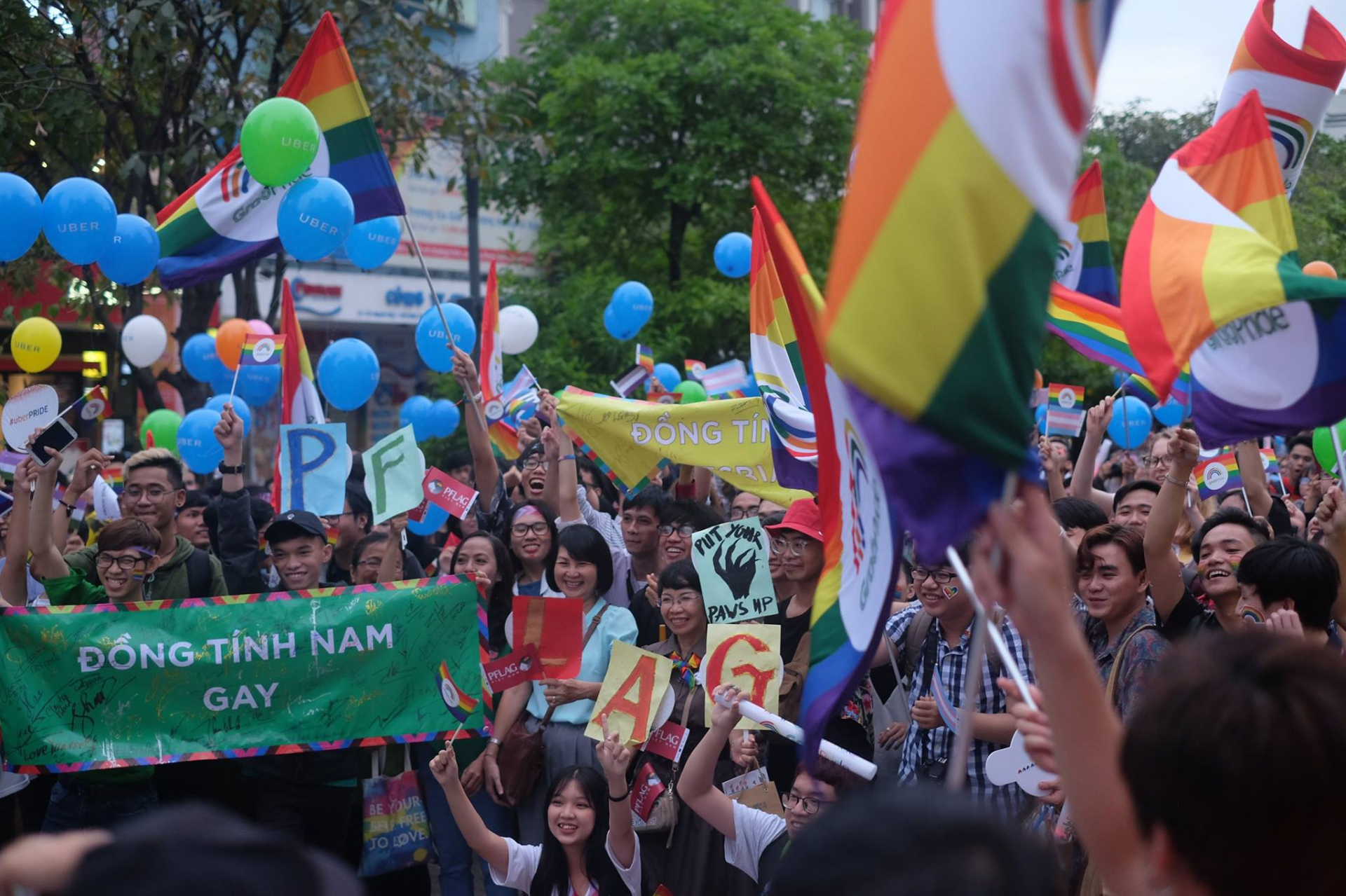 Hàng trăm bạn trẻ thuộc cộng đồng LGBT đã hòa mình vào không khí hào hứng trong buổi diễu hành Viet Pride.