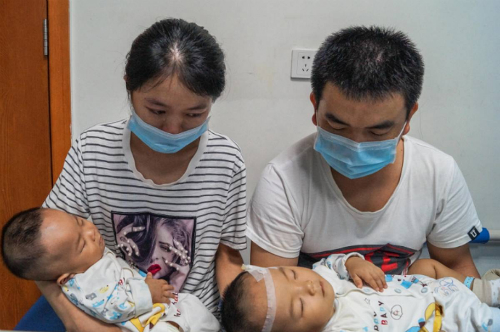 Cặp vợ chồng cho 2 con bốc thăm để lựa chọn 1 đứa được sống vì không đủ tiền chữa bệnh 0