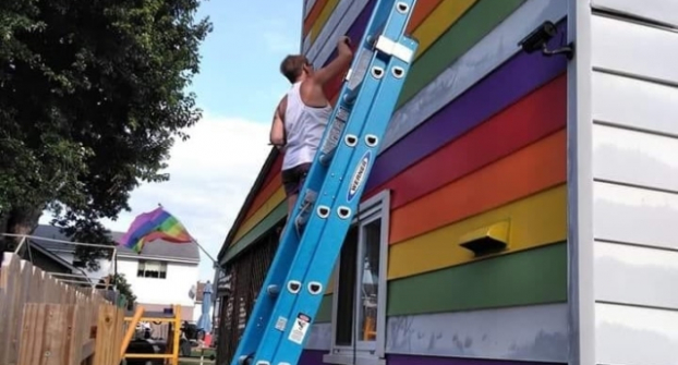 Cặp đôi đồng tính nữ sơn nhà màu cầu vồng để 'đáp trả' sự kỳ thị của hàng xóm 0