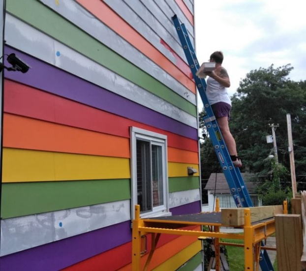 Cặp đôi đồng tính nữ sơn nhà màu cầu vồng để 'đáp trả' sự kỳ thị của hàng xóm 2