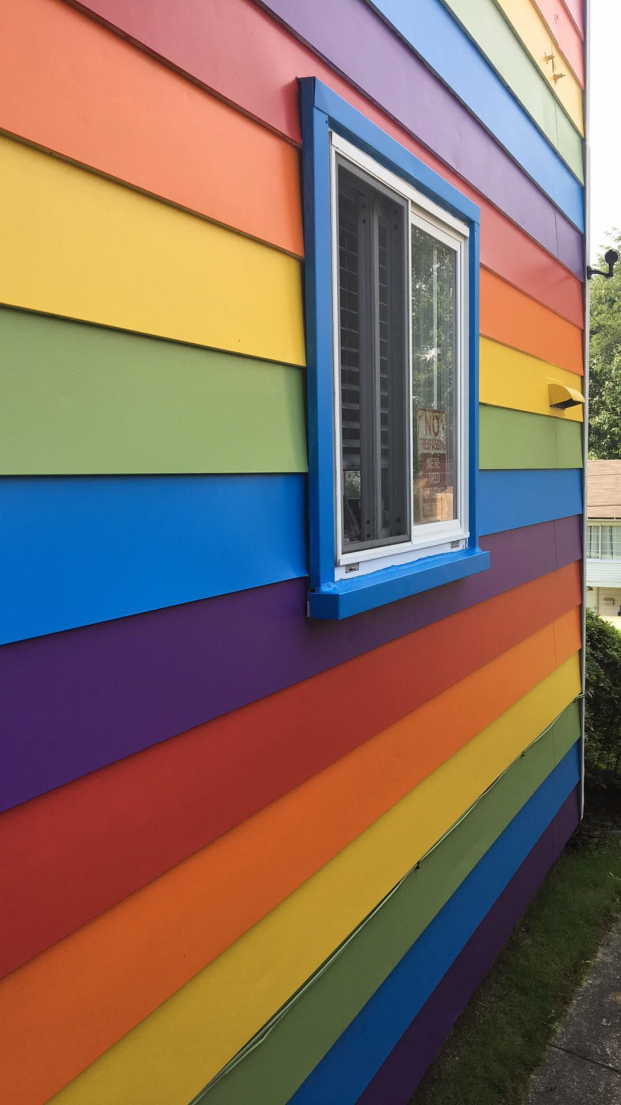 Cặp đôi đồng tính nữ sơn nhà màu cầu vồng để 'đáp trả' sự kỳ thị của hàng xóm 3