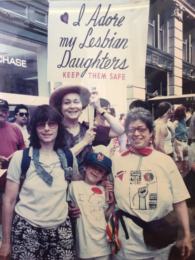 Người mẹ 94 tuổi gần 50 năm biểu tình ủng hộ con gái đồng tính 0