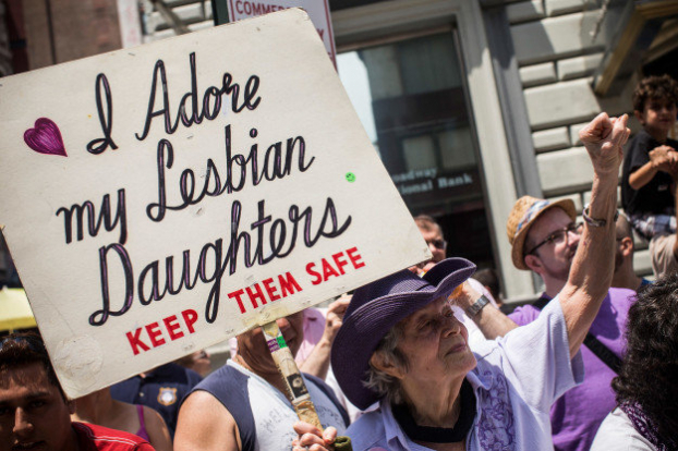 Người mẹ 94 tuổi gần 50 năm biểu tình ủng hộ con gái đồng tính 3