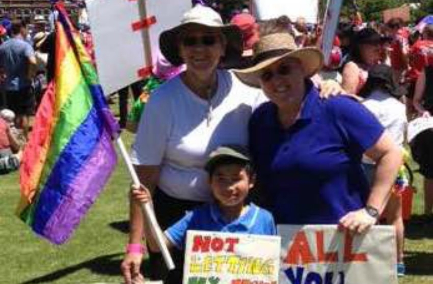   Gia đình Nicholas trong chiến dịch vận động bình đẳng về hôn nhân tại Úc.  