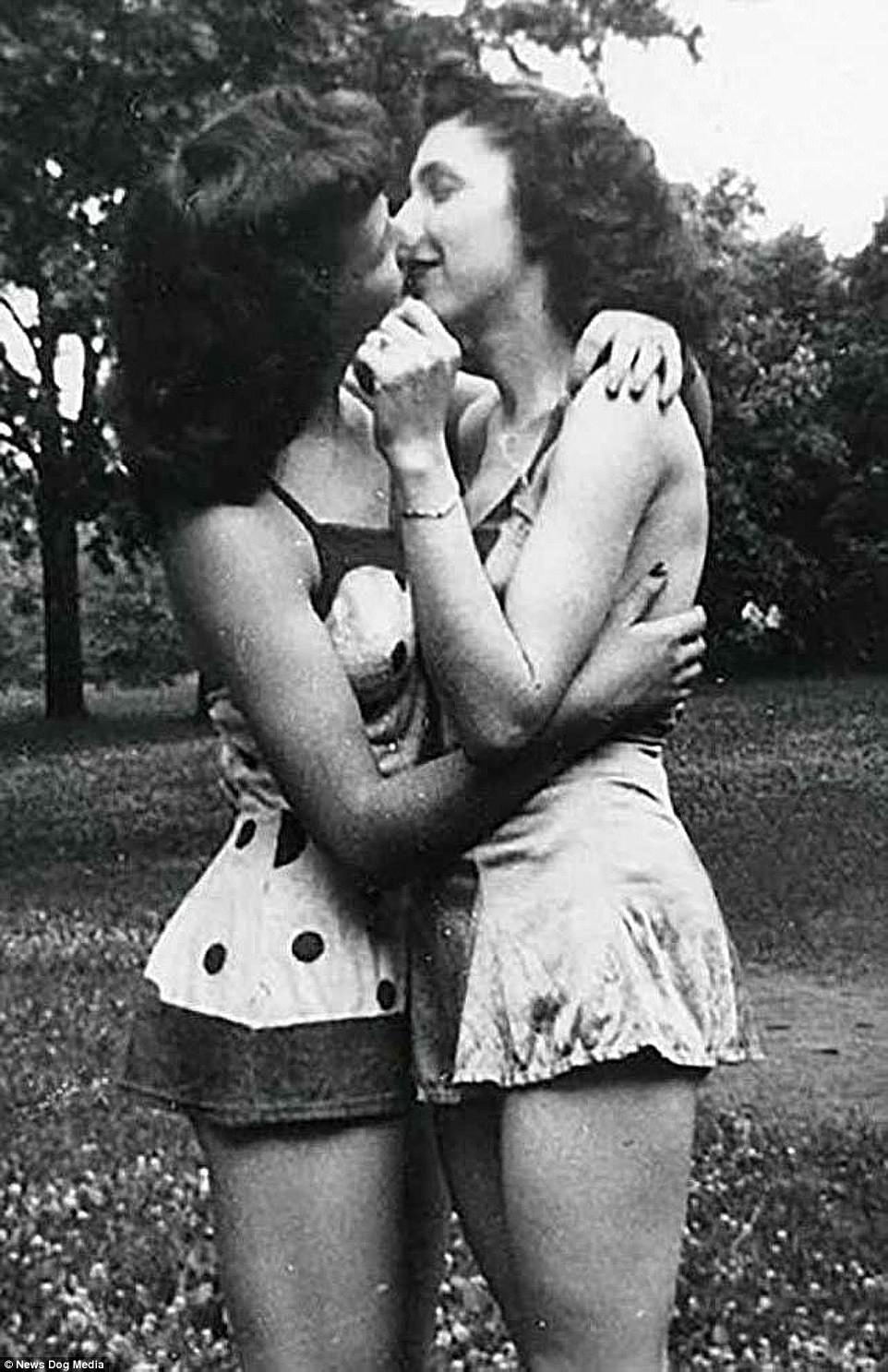   Bức ảnh được chụp vào những năm 1940, hai người phụ nữ trao nhau những cử chỉ thân mật.  