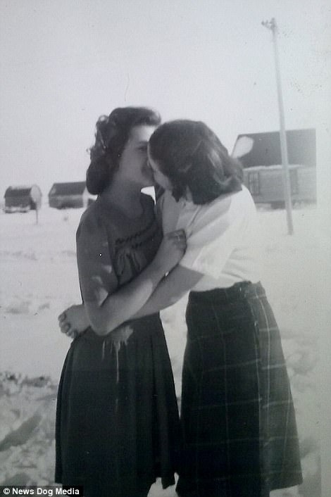   Bức ảnh chụp năm 1950 mang tên 'Nụ hôn'.  