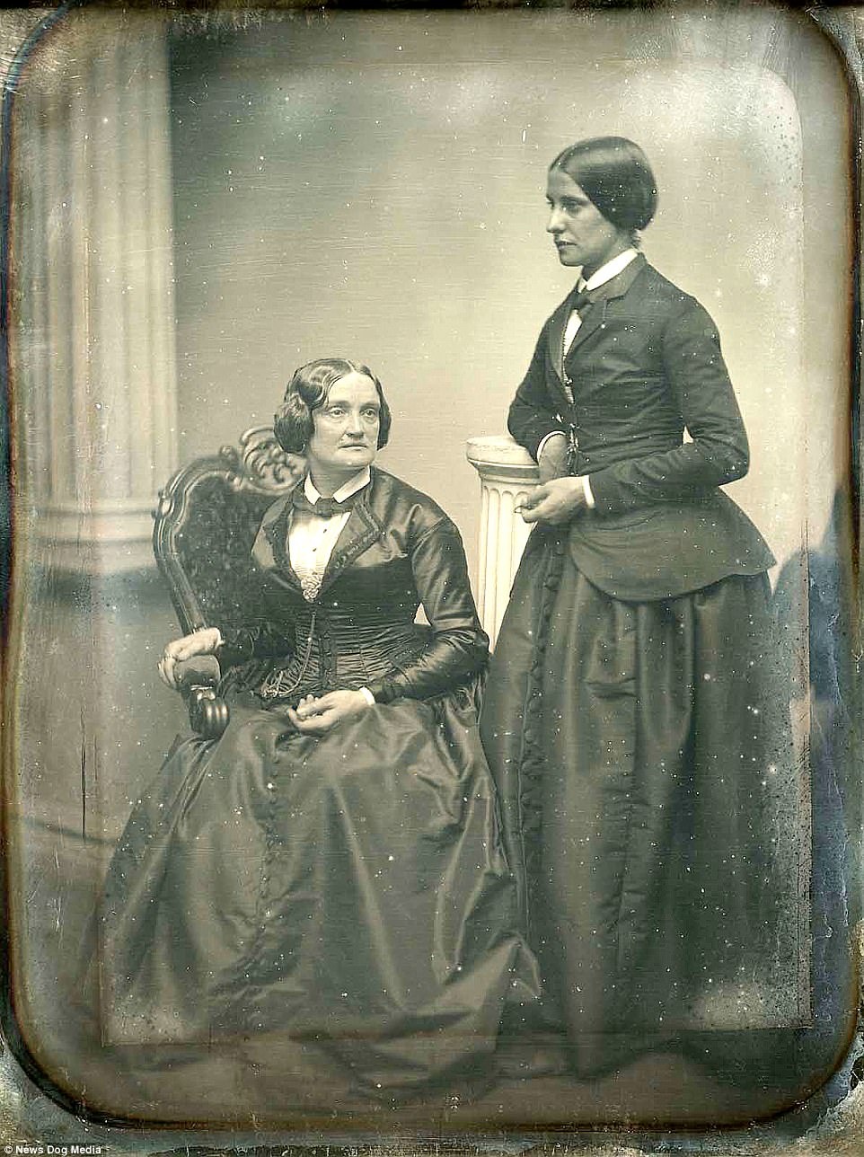  Nhân vật chính trong bức ảnh là nữ diễn viên Charlotte Cushman người Mỹ và nhà văn Anh, Matilda Hays. Họ đã bên nhau 10 năm. Mối tình của hai người phụ nữ này từng rất nổi tiếng tại quê hương của họ, thậm chí còn vang danh đến Tổng thống Lincoln. Bức ảnh chụp vào năm 1858.  