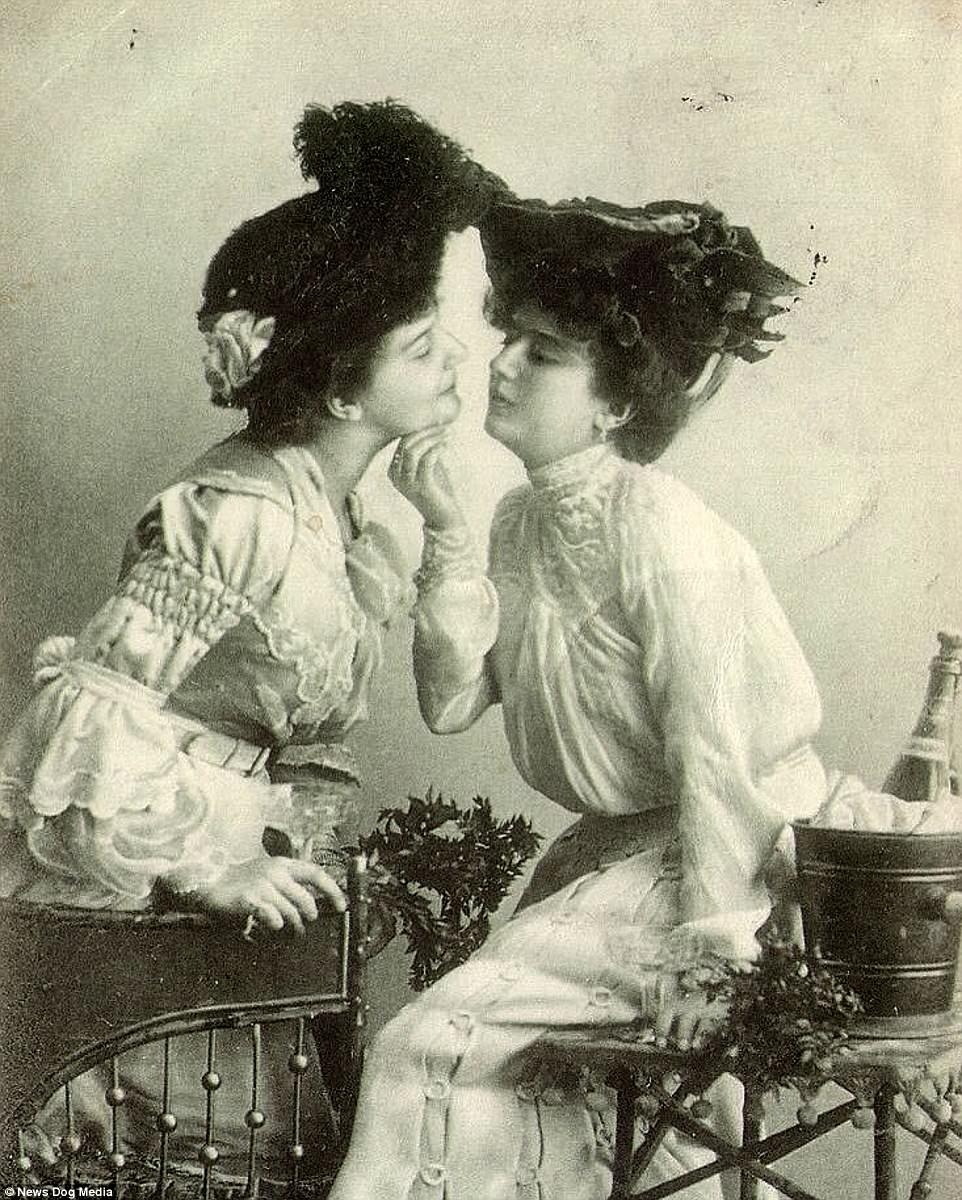   Mối tình đầy ngang trái của hai người phụ nữ thời Victoria. Đây là khoảng thời gian chuyện đồng tính luyến ái được giữ bí mật. Do đó, giữ được những bức ảnh như thế này từ thế kỷ 19 là rất hiếm. Ảnh chụp năm 1880.  