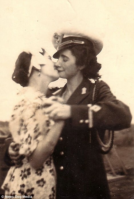   Bức ảnh được chụp vào năm 1874. 2 người phụ nữ đang tay trong tay và trao nhau nụ hôn say đắm.  