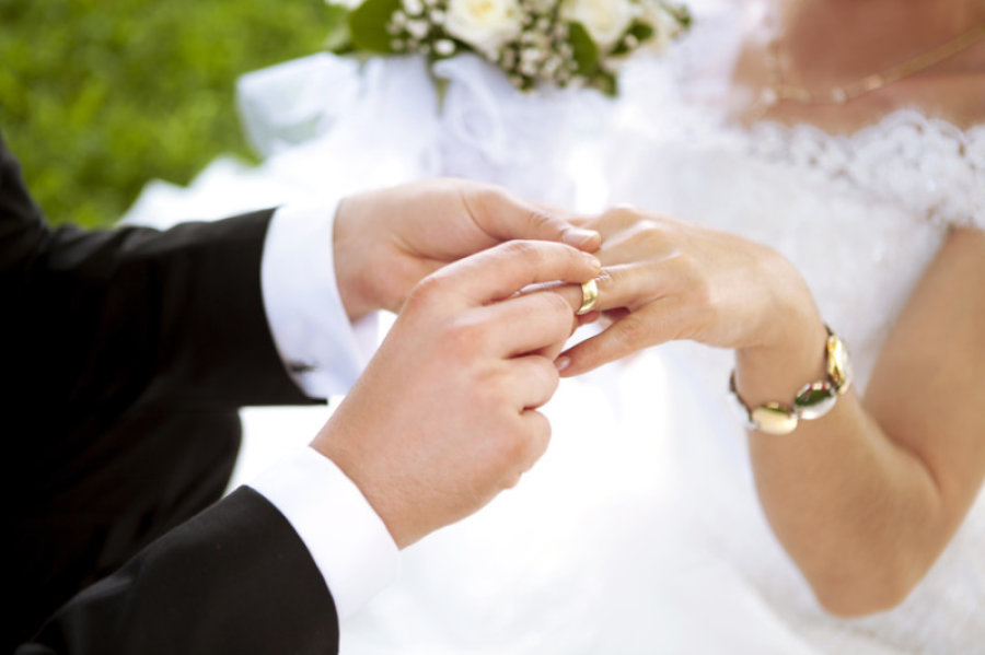   Phụ nữ kết hôn với đàn ông song tính cảm thấy họ là người chồng và người cha tốt hơn so với đàn ông dị tính.  
