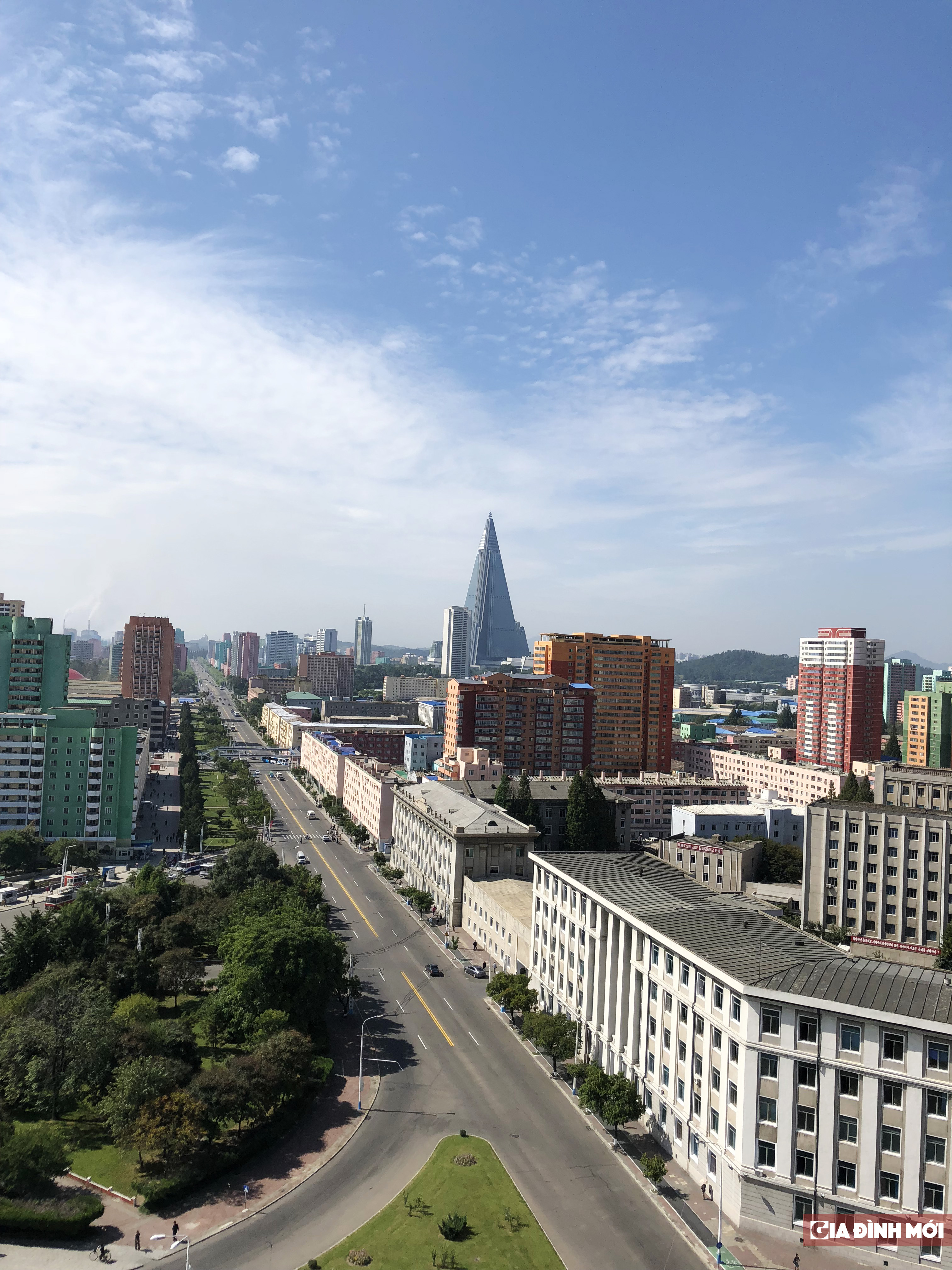   Toà khách sạn Ryugyong 105 tầng nhìn từ xa.  