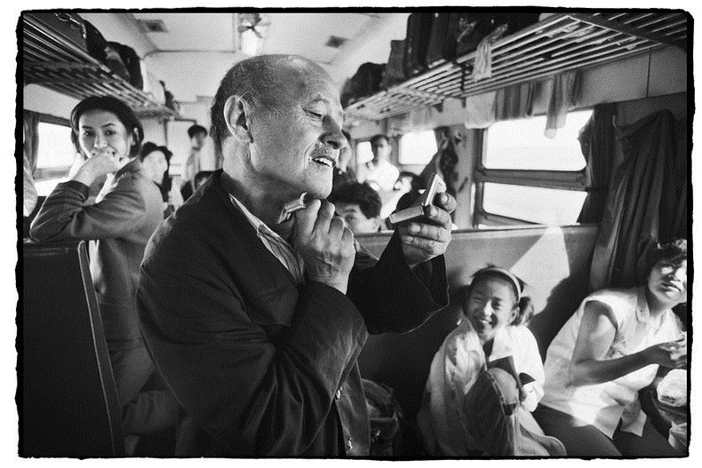 Người đàn ông dành 30 năm chụp hành khách Trung Quốc trên những chuyến tàu 16