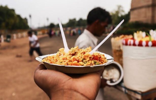 Nhà hoạt động chuyển giới Ấn Độ bán đồ ăn nhanh để gây quỹ cho trẻ em bị nhiễm HIV 1