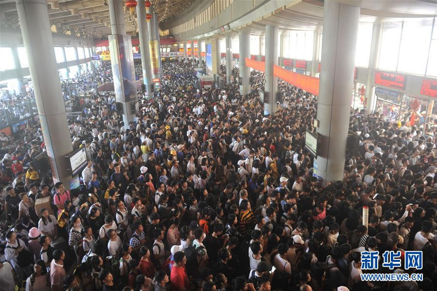   Bến xe Lãng Đông tại thành phố Nam Ninh, Quảng Tây trở nên đông nghịt chỉ trong ngày đầu tiên của 