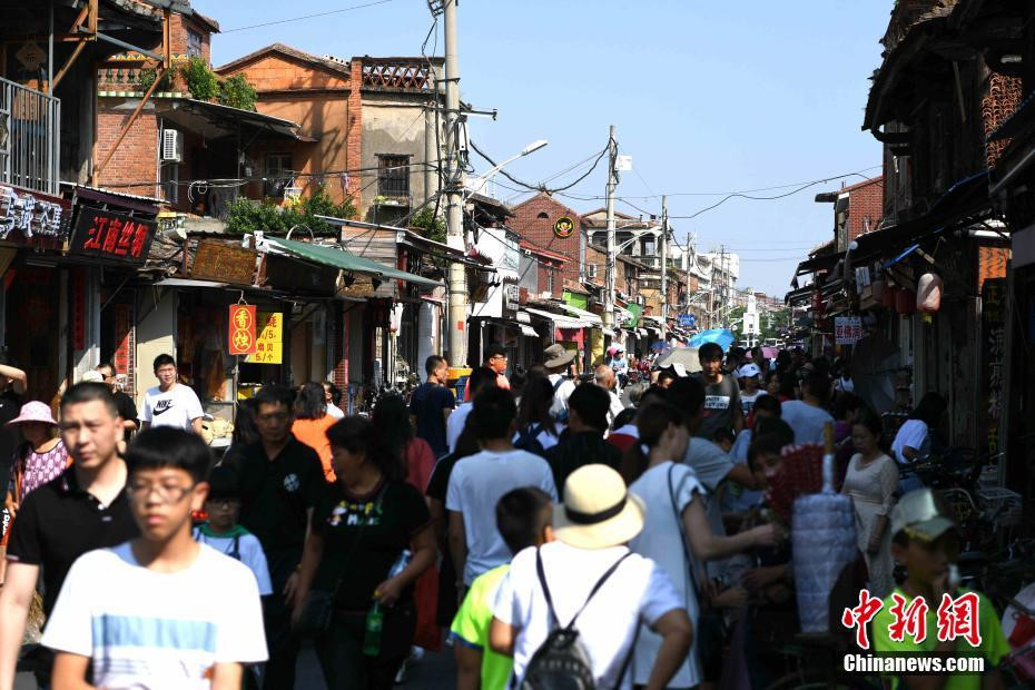   Một con phố cổ nổi tiếng ở thành phố Tuyền Châu, tỉnh Phúc Kiến trong ngày 1/10  