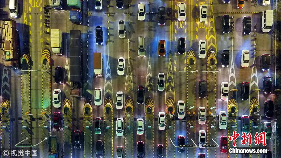   Năm 2017, ước tính 335 triệu người sử dụng đường bộ để di chuyển trong dịp lễ Quốc khánh, tình trạng giao thông tắc nghẽn trầm trọng  