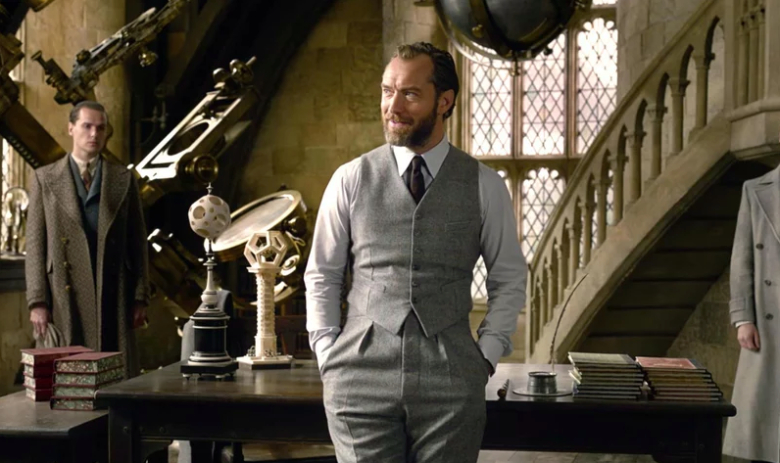   Phiên bản trẻ của Dumbledore do Jude Law thủ vai  