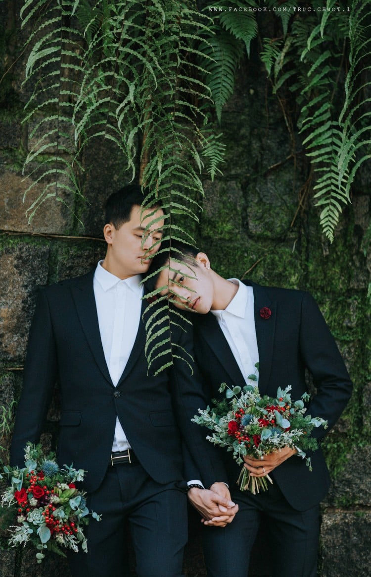 Không có gì tuyệt vời hơn là cùng nhau đi hết cuộc đời, và ảnh cưới của cặp đôi LGBT này là minh chứng rõ ràng nhất. Qua từng bức ảnh, bạn sẽ thu được nhiều niềm vui và cảm nhận được sức mạnh của tình yêu đích thực. Hãy bấm vào xem ngay những khoảnh khắc độc đáo của cặp đôi này.