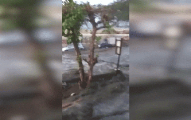 Khoảnh khắc sóng thần ở Indonesia nhấn chìm đường phố chỉ trong tích tắc 0