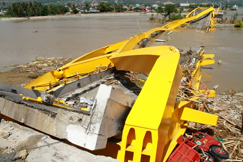   Cây cầu Ponulele Yellow bị sóng thần đánh sập  