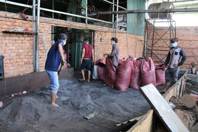  Xưởng trộn tạp chất của Loan và Bảo tại Đắk Nông.  