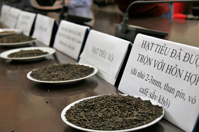   Theo giám định, hàm lượng tạp chất là 18,34%, gồm vụn vỏ cà phê, vụn đá, bột pin.  