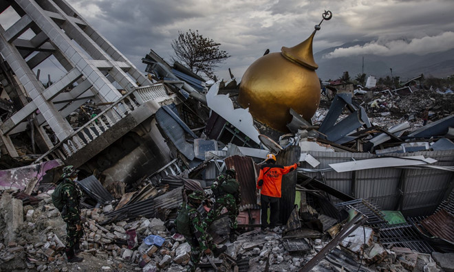   Một nhà thời Hồi giáo tại khu Balaroa đổ nát sau trận động đất. Ảnh: Getty  