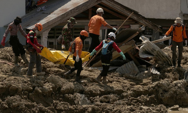   Công cuộc tìm kiếm cứu nạn quy mô lớn tại Indonesia chính thức dừng từ ngày 11/10.  