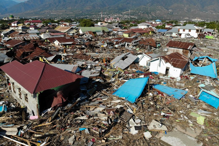   Một thị trấn phía Bắc đảo Sulawesi bị phá hủy nặng nề sau trận động đất. Ảnh: AFP  