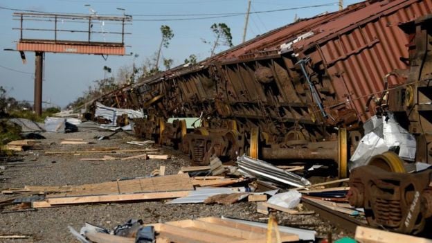   Đoàn tàu ở Panama City bị hư hại sau siêu bão. Ảnh: Getty  