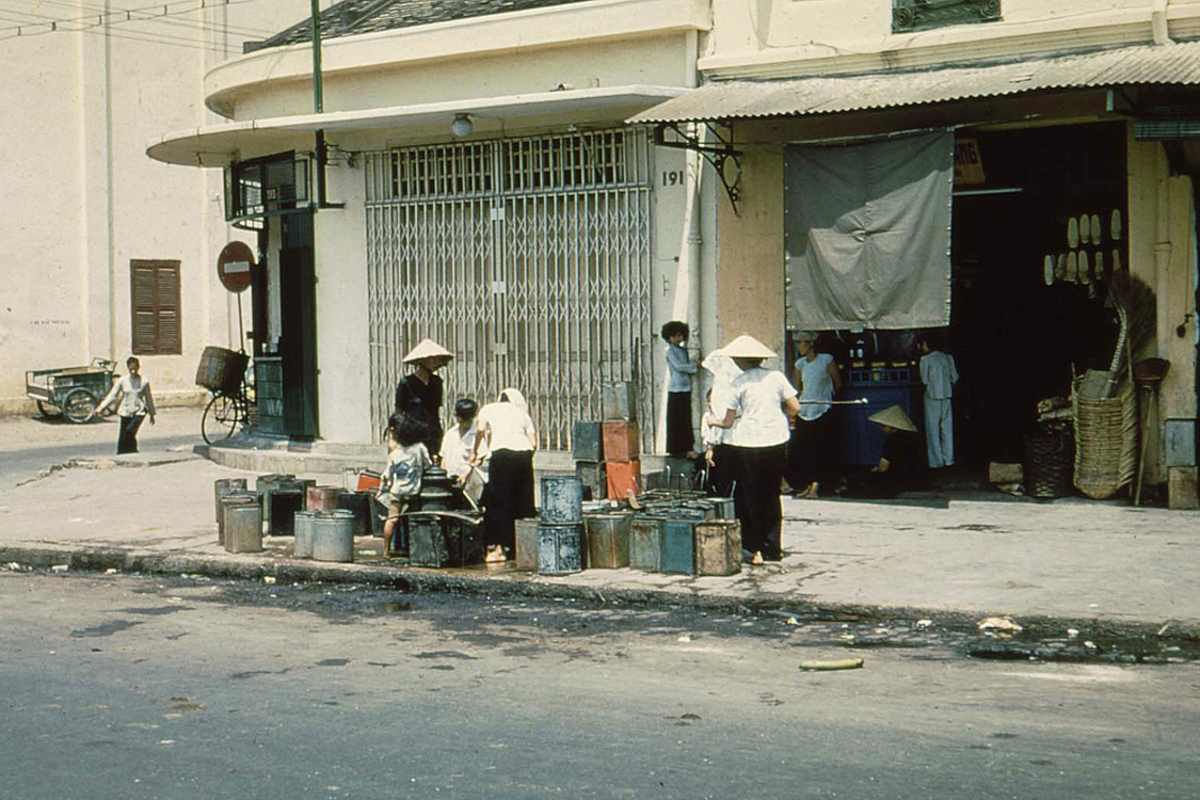   Sài Gòn 1956 - vòi nước máy công cộng ”Phông Tên” ngay ngã ba Bến Chương Dương - Đề Thám.  
