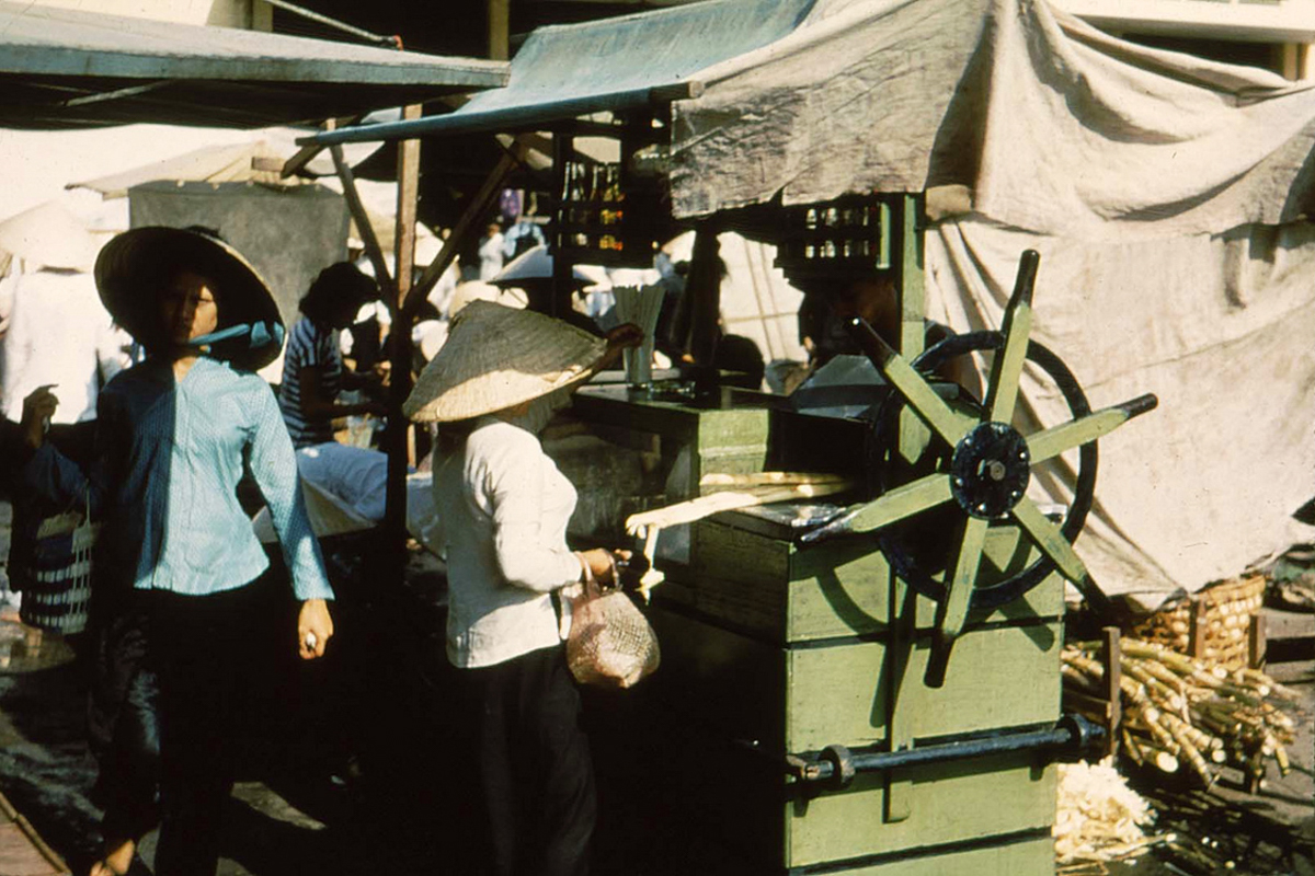   Sài Gòn 1956 - xe bán nước mía.  