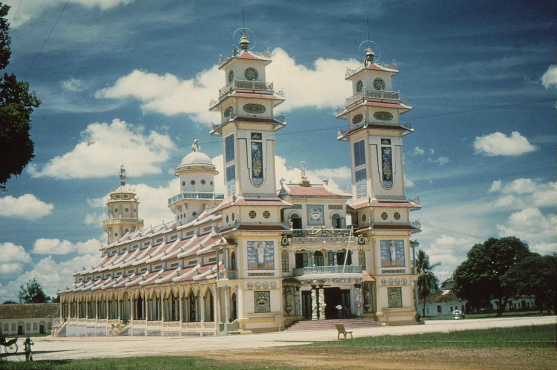   Tây Ninh 1956 - Thánh thất Cao Đài.  