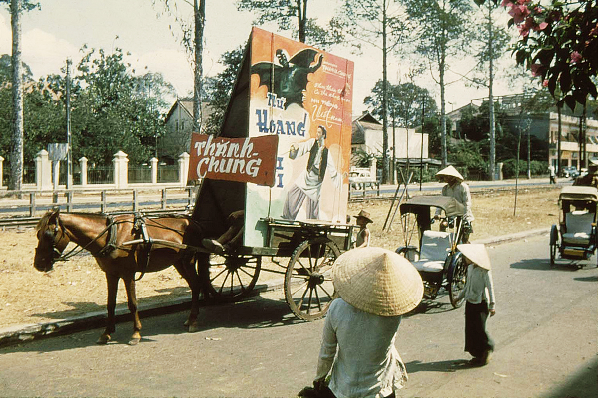   Chợ Lớn 1956 - Đại lộ Hùng Vương với đường rầy xe lửa nằm ở giữa.  