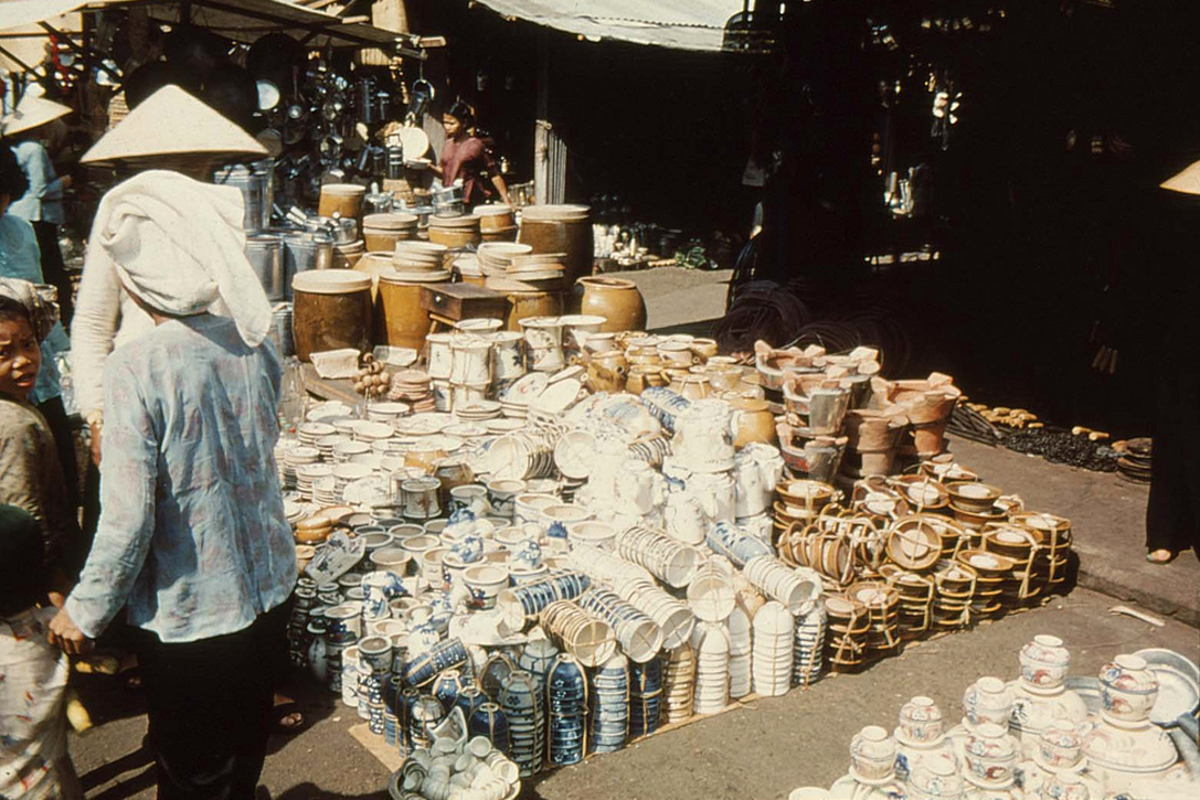   Sài Gòn 1956 - bán đồ sành sứ.  