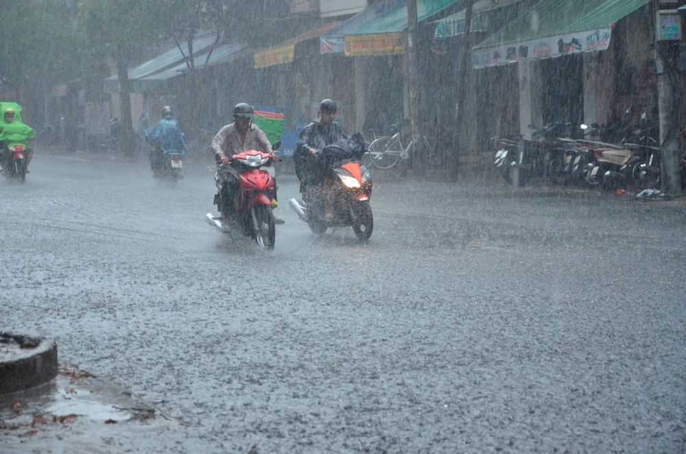   Cảnh báo mưa lớn diện rộng tại Nam Bộ và Nam Trung Bộ.  