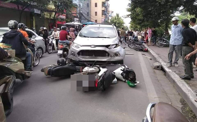   Chiếc xe ô tô gây tai nạn liên hoàn trên phố Kim Ngưu. Ảnh: OFFB  